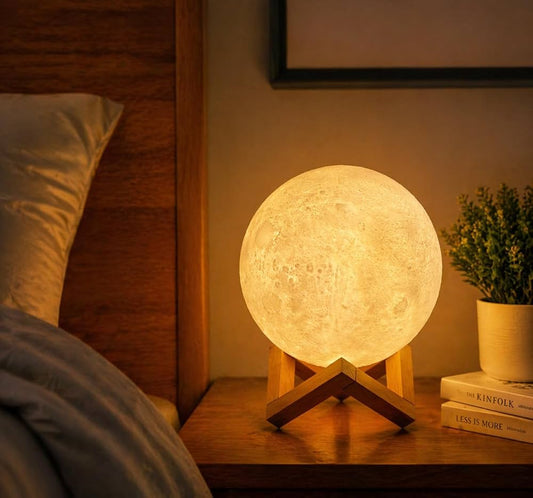 3D Lampa Mesec sa Drvenim Postoljem | USB LED Noćna Lampa
